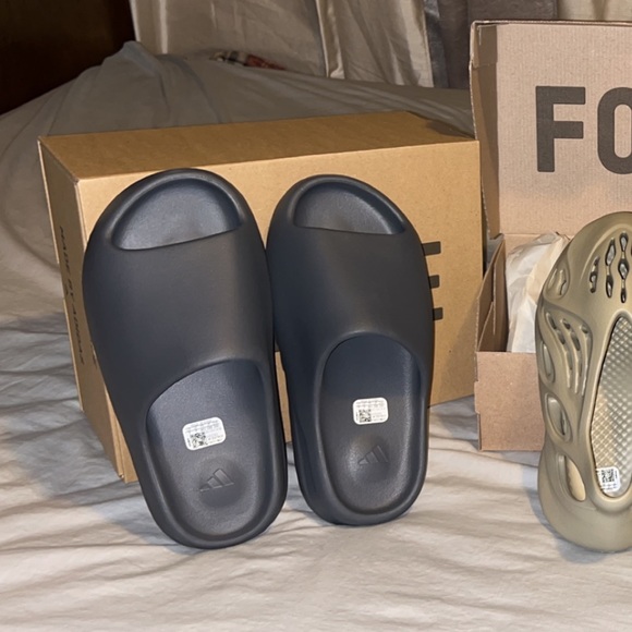 Yeezy slides - Picture 2 of 3